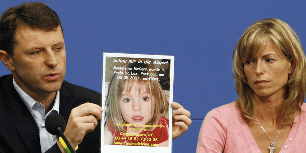 Les parents de Maddie McCann photographiés devant les chaînes de télévision, le père montre la photo de sa fille disparue tandis que la mère est visiblement attristée. Une image émouvante de l'affaire Maddie McCann