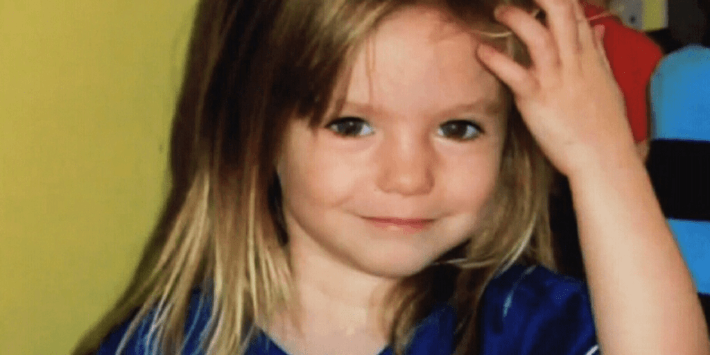 Une photo de la jeune enfant disparue, souriant à l'appareil photo avec une main dans les cheveux. Un regard captivant sur Maddie McCann, l'affaire qui continue de susciter l'intérêt du public