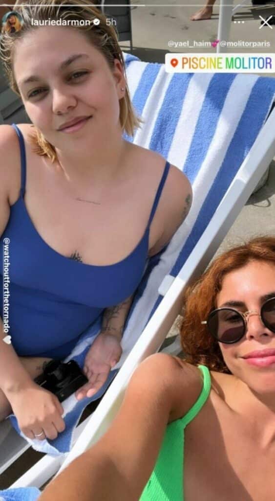 Les tatouages de Louane en maillot de bain, la coach de The Voice Kids : Un ajout élégant à son look sexy