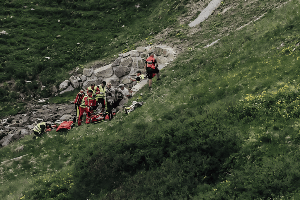 Gino Mäder, le coureur helvète, immortalisé dans sa dernière course avant sa chute mortelle, avec l'équipe de secours en pleine action sur le vertigineux ravin