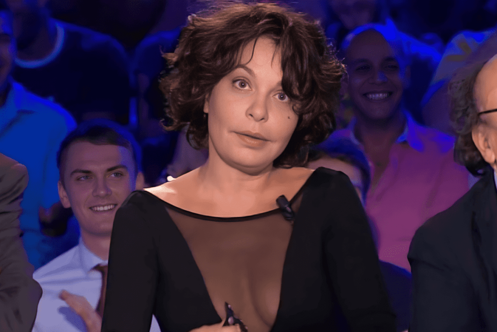 Isabelle Mergault, étincelante dans une robe bustier noire lors d'une émission de télévision