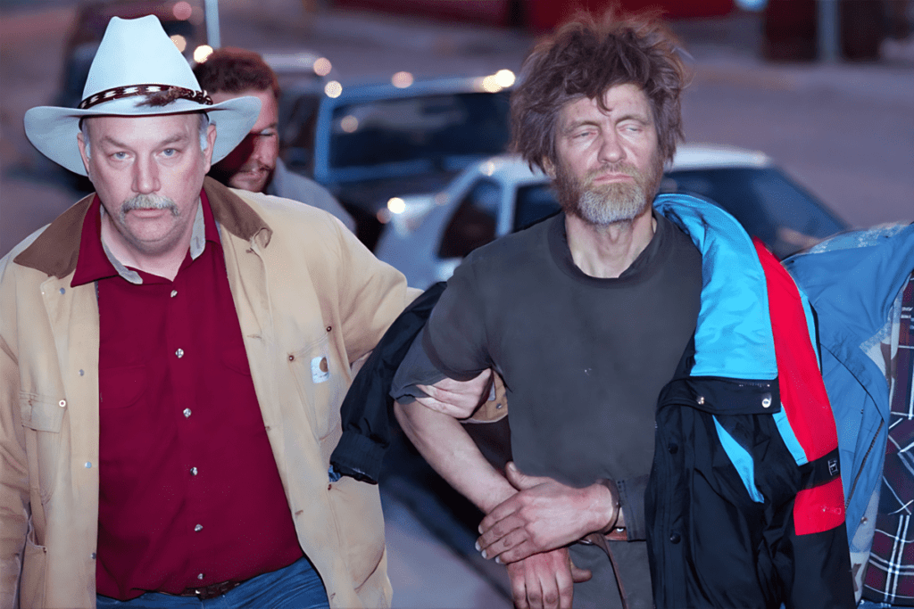 Ted Kaczynski, l'Unabomber, lors de son arrestation après ses crimes, marquant le début de sa fin tragique par suicide.
