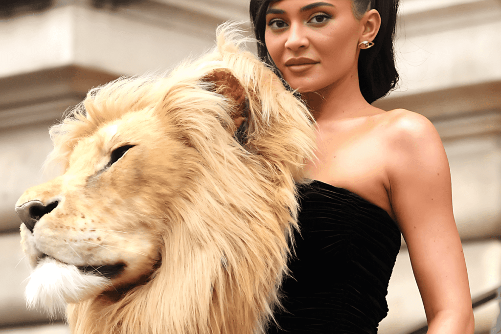 Kylie Jenner dévoile une tenue audacieuse, ornée d'une tête de lion, dans sa dernière sortie publique
