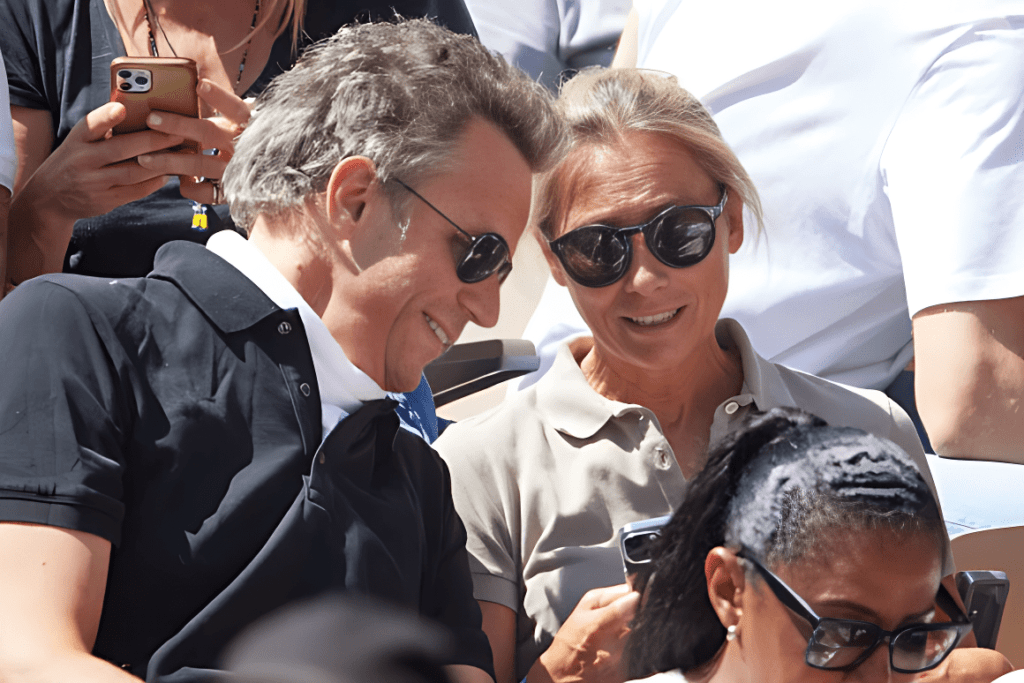 Anne-Sophie Lapix et son mari Arthur Sadoun présents en tribunes lors des Internationaux de France de tennis de Roland Garros 2023 à Paris, France, le 4 juin 2023.