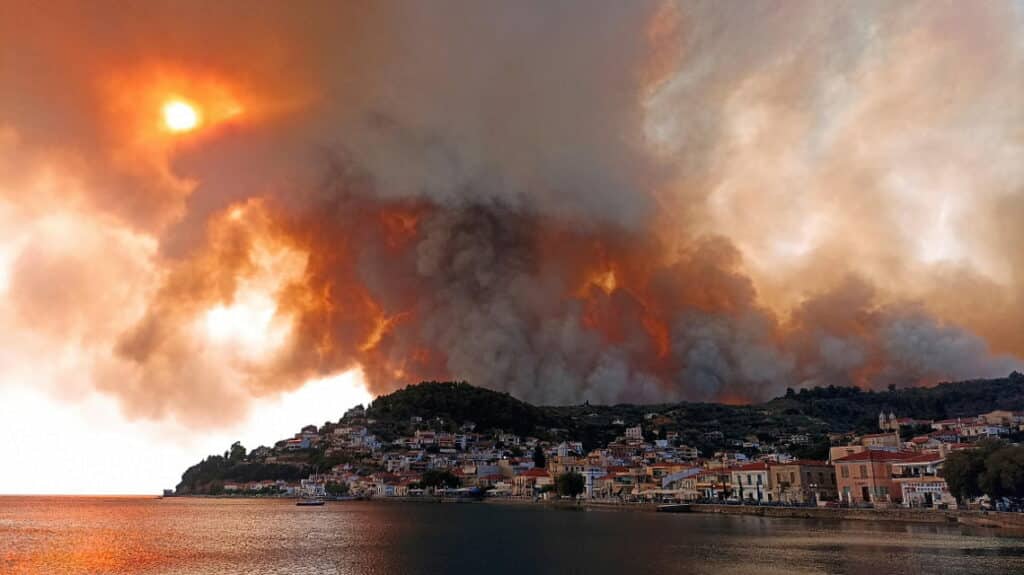 Troisième jour consécutif d'incendie en Grèce, la raffinerie de Corinthe en danger