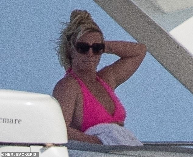 Cosy ! Britney Spears et son mari Sam Asghari ont été vus en train d'emballer le PDA lors d'un voyage en yacht à Cabo, quelques semaines avant leur séparation choc.