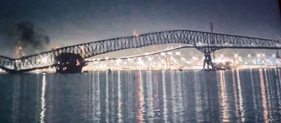 Percuté par un cargo, un pont s’effondre (vidéo)
