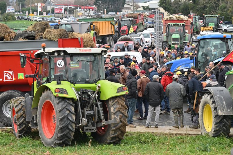 Agriculteurs français et espagnols manifestent ensemble contre l’Europe