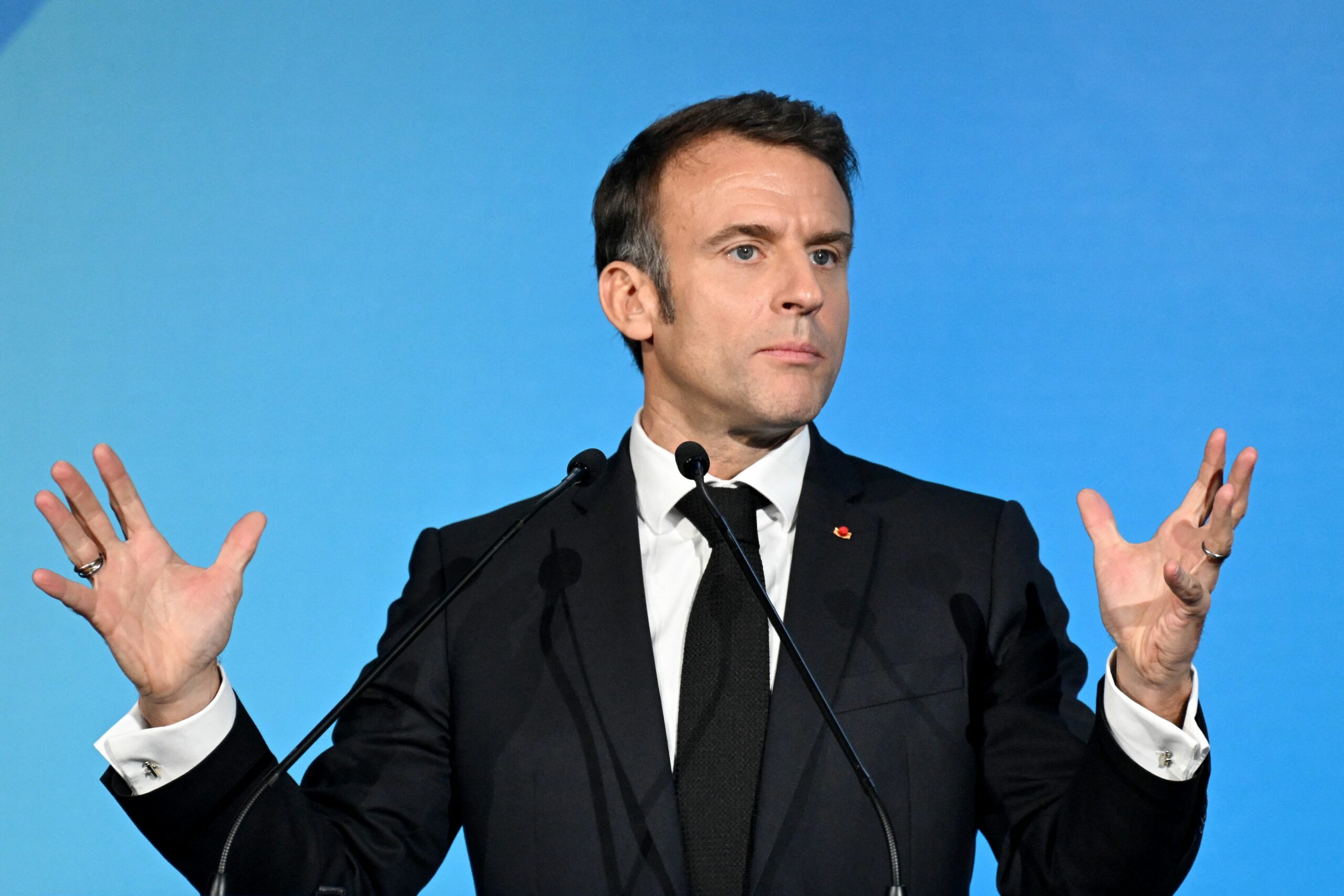 Déficit : Emmanuel Macron s’invite à une réunion de la majorité et recadre ses troupes