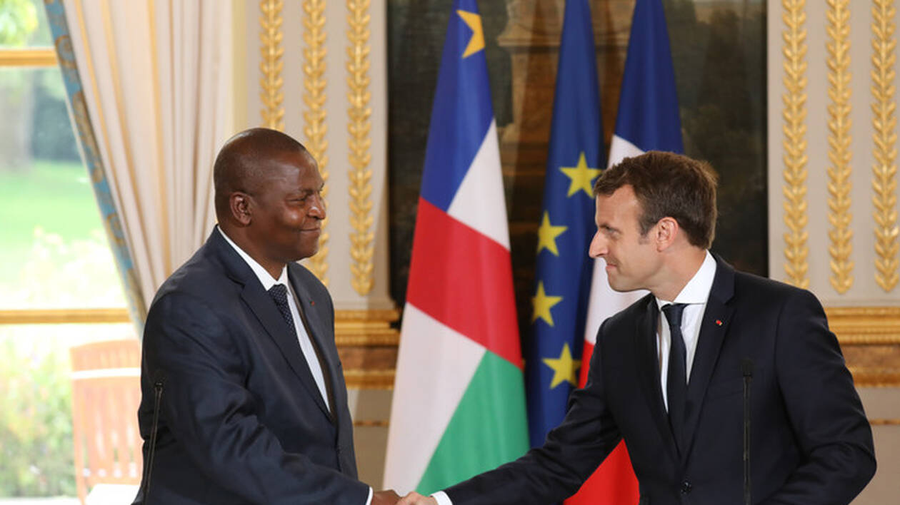 Emmanuel Macron reçoit le président centrafricain : l’avenir de l’influence française en Afrique en jeu