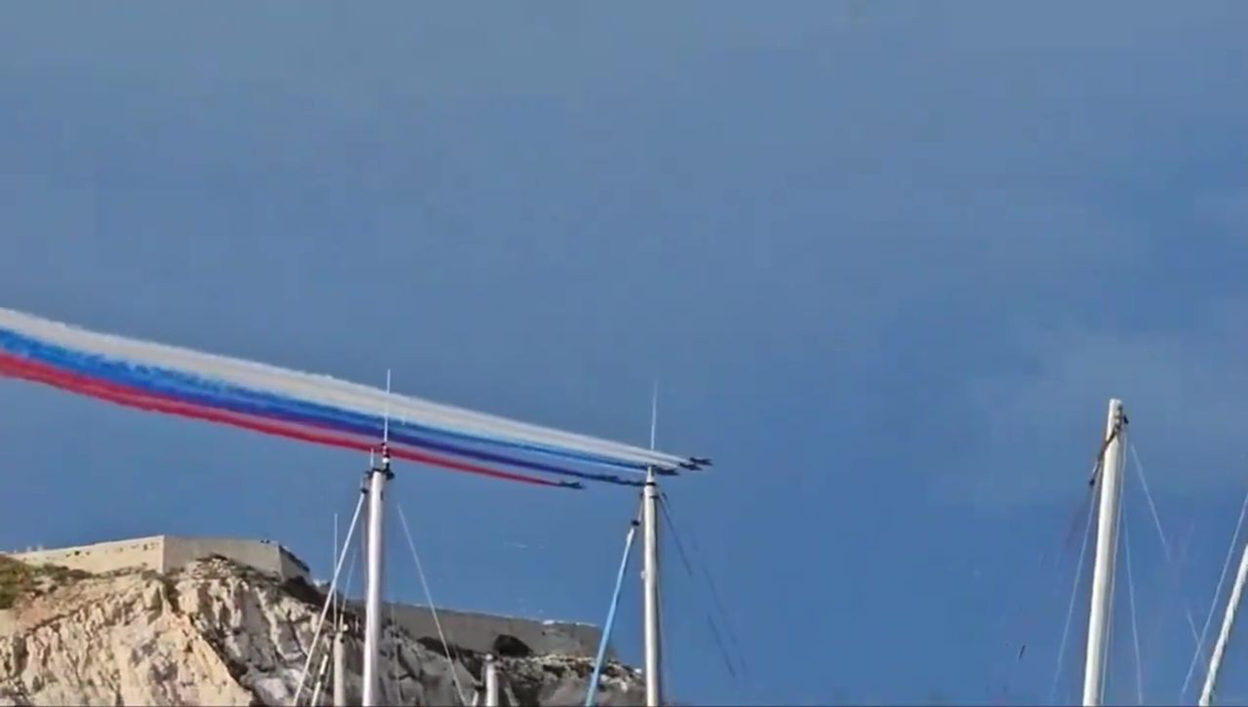 FAKE NEWS –  Non, les avions de la Patrouille de France n’ont pas dessiné le drapeau russe en survolant Marseille