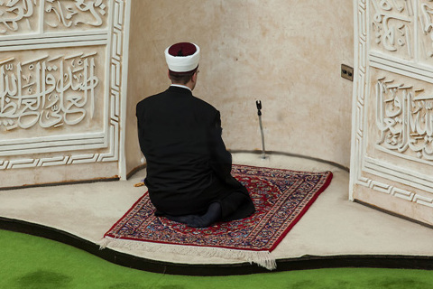 Treize imams envoyés par le Maroc restent illégalement en France